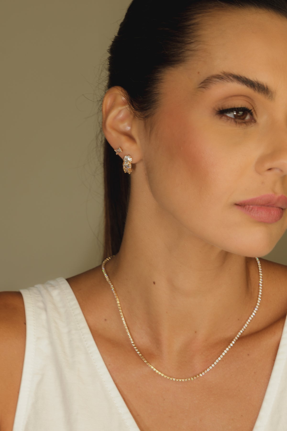 Colar Riviera Cristal Dourado combinada com outras peças