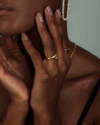 Brinco Oval Cravejado Grande Dourado combinada com outras peças