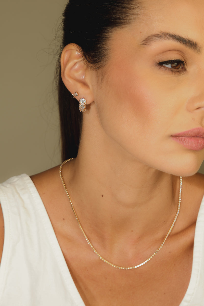Colar Riviera Cristal Dourado combinada com outras peças