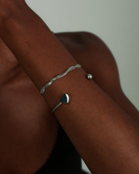 Bracelete Ponta de Coração em Aço combinada com outras peças
