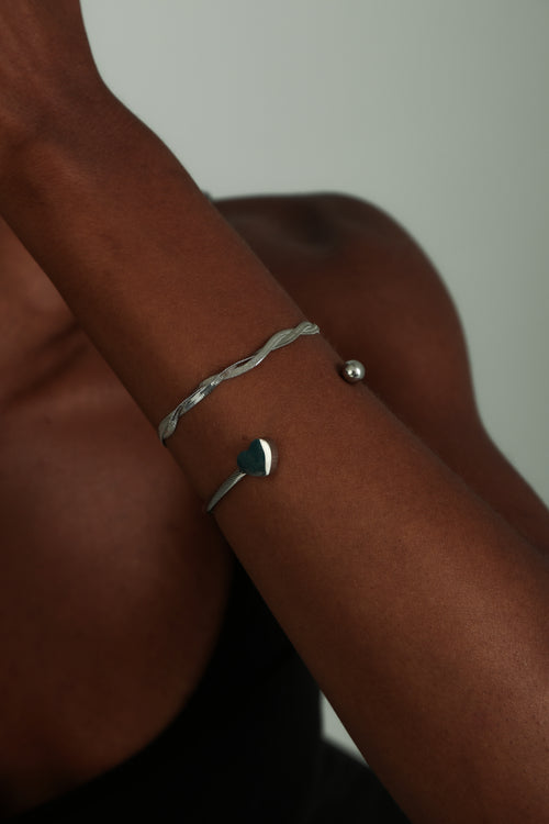 Bracelete Ponta de Coração em Aço combinada com outras peças