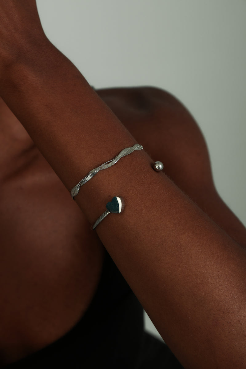 Bracelete Ponta de Coração em Aço combinada com outras peças