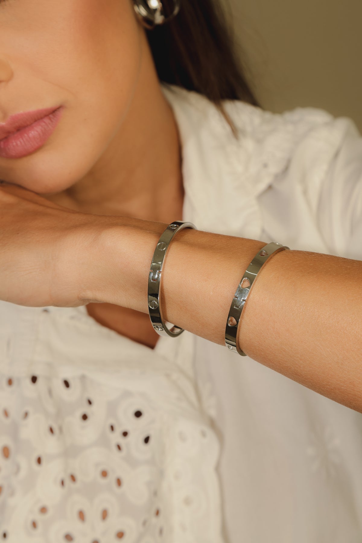 Bracelete Corações Vazados em Aço combinada com outras peças