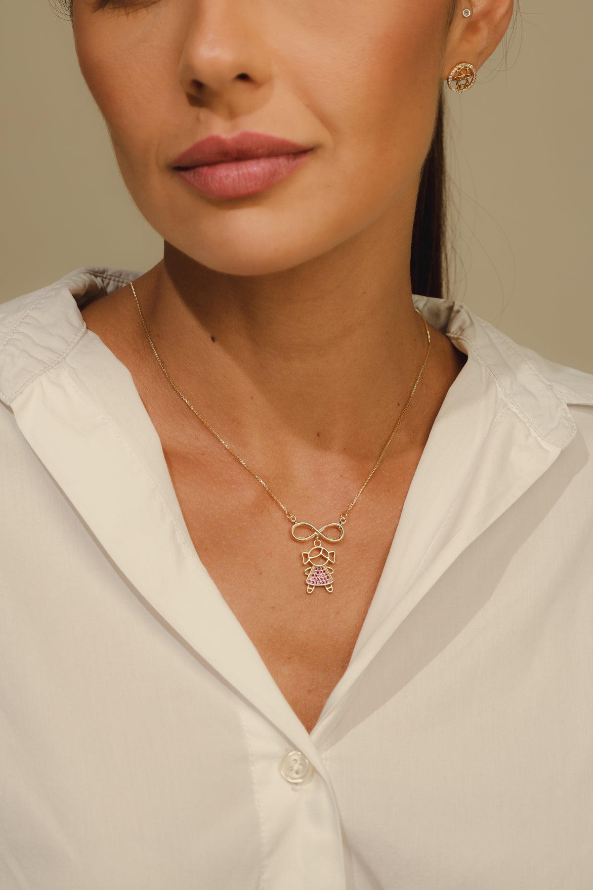 Colar Infinito com Menina e Zircônia Rosa Dourado combinada com outras peças