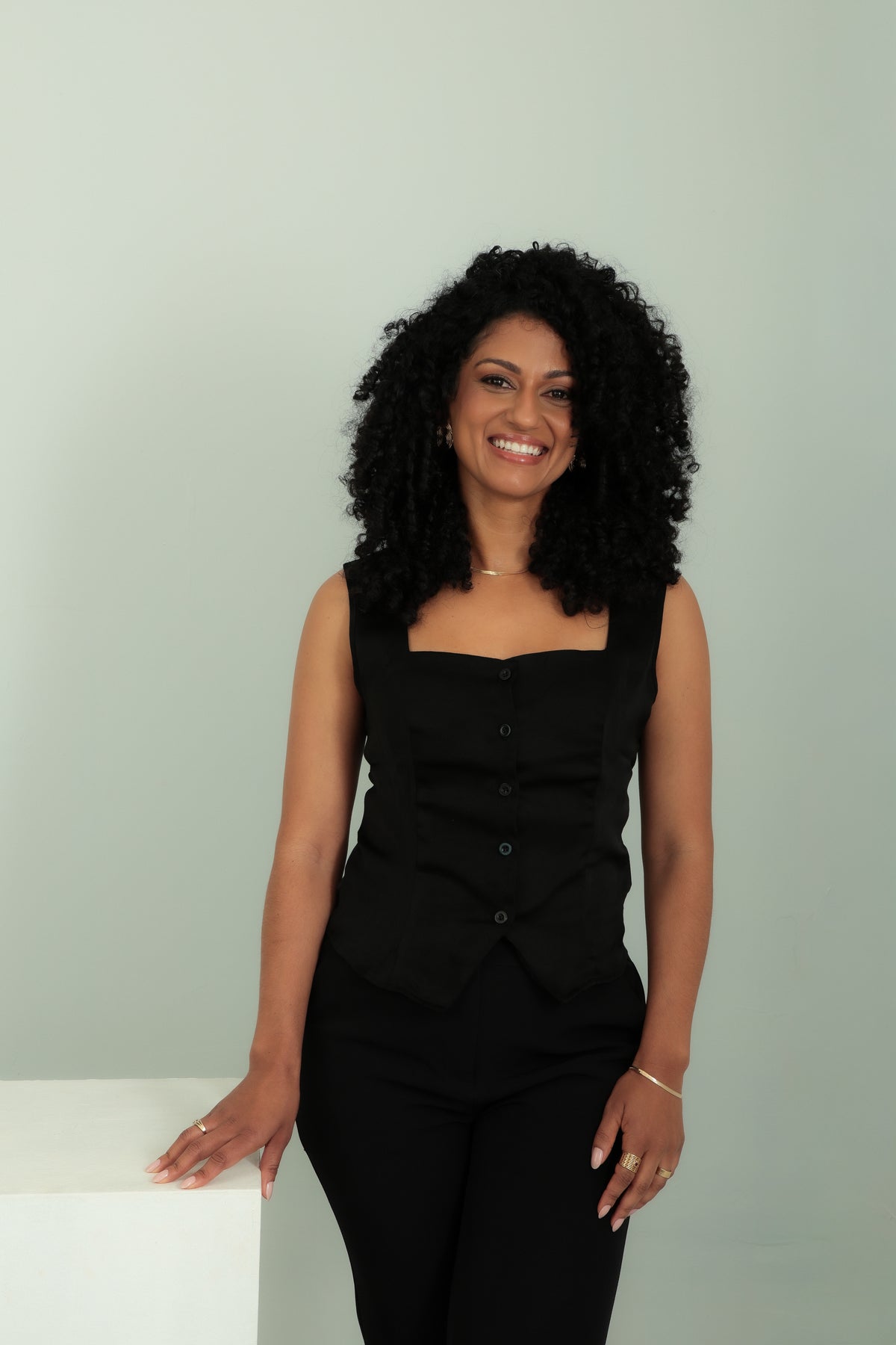Gargantilha Snake Fina Dourada combinada com outras peças