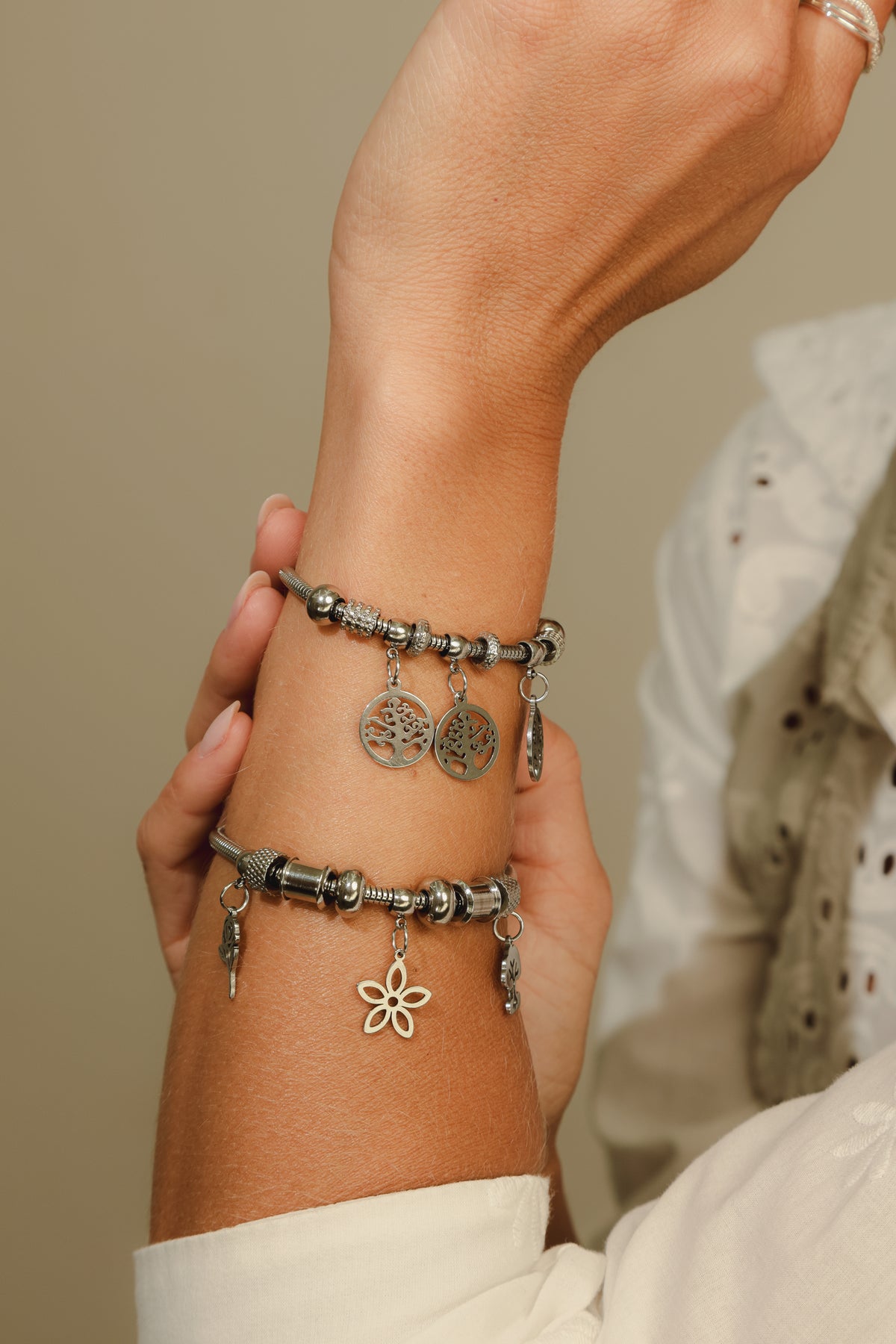 Pulseira Berloque Árvore da Vida em Aço combinada com outras peças