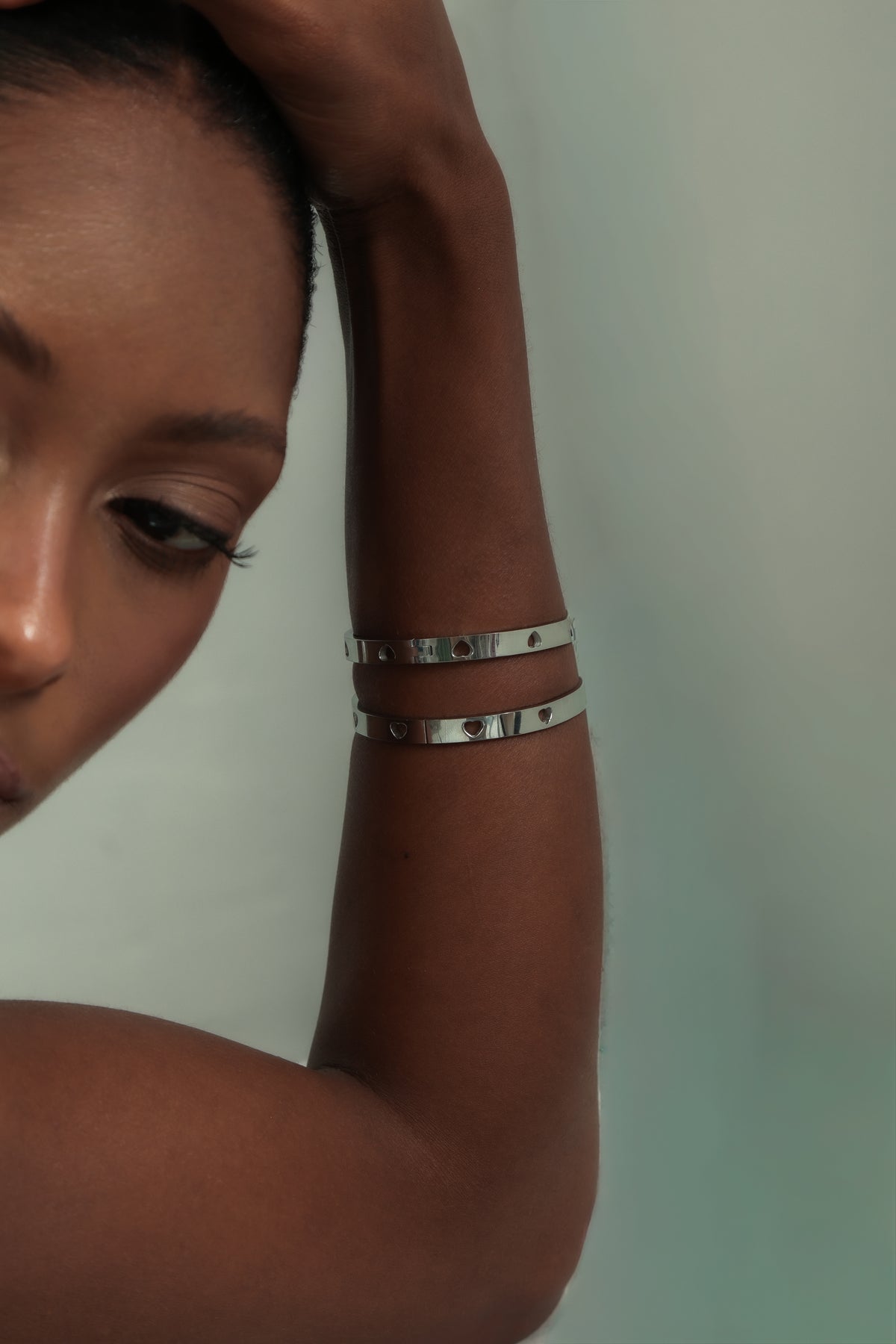 Bracelete Corações Vazados em Aço