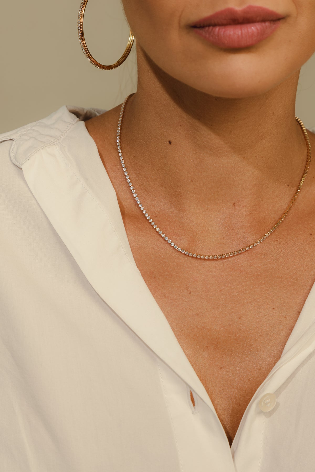 Colar Riviera Cristal Dourado combinada com outras peças