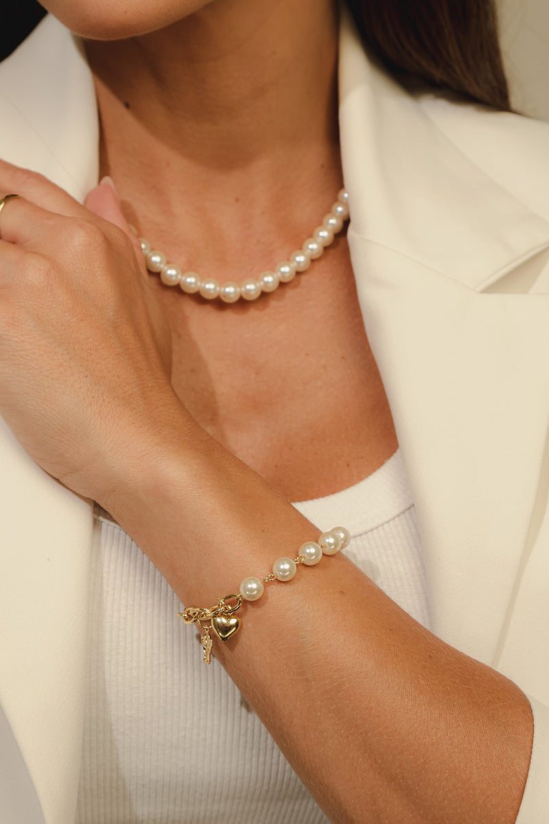 Pulseira Corrente e Pérolas com Pingente de Coração Dourada combinada com outras peças